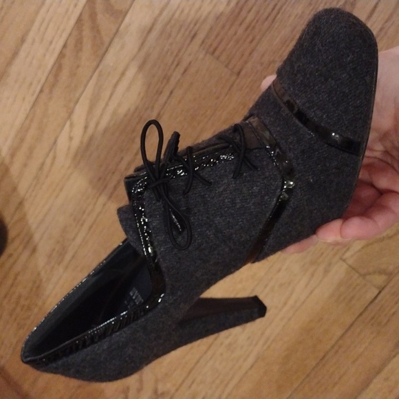 Stuart Weitzman Wool and Patent Leather Lace Up Oxford Heel Booties Size 7 1/2 - Picture 5 of 12